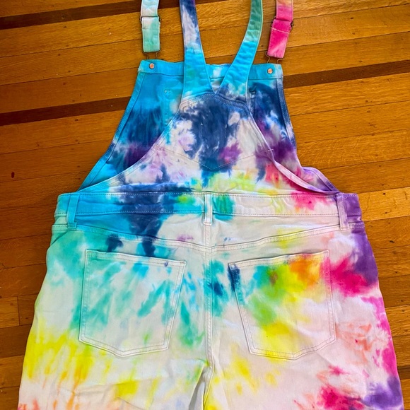 Old Navy Pants - Tie Dye Overall shorts 🌈